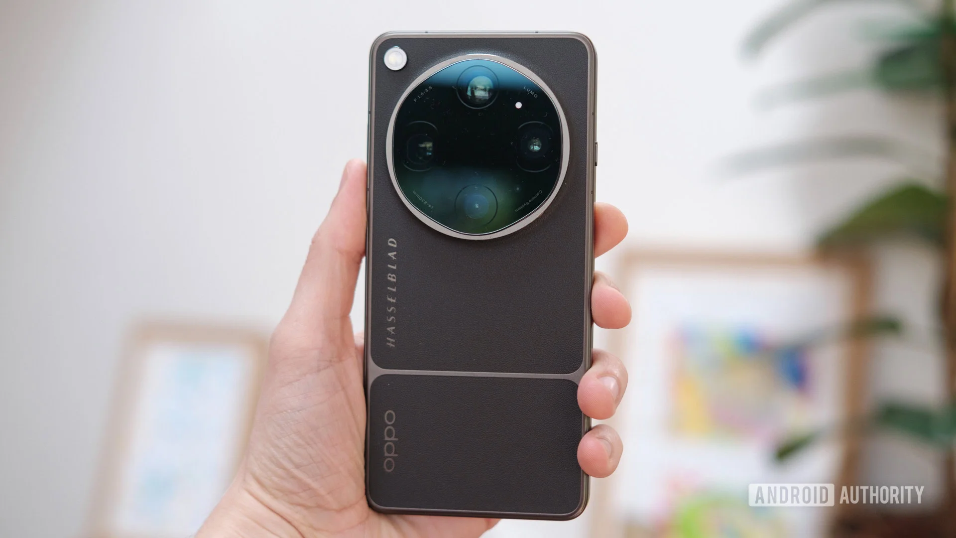 OPPO Find X9 Ultra back in hand