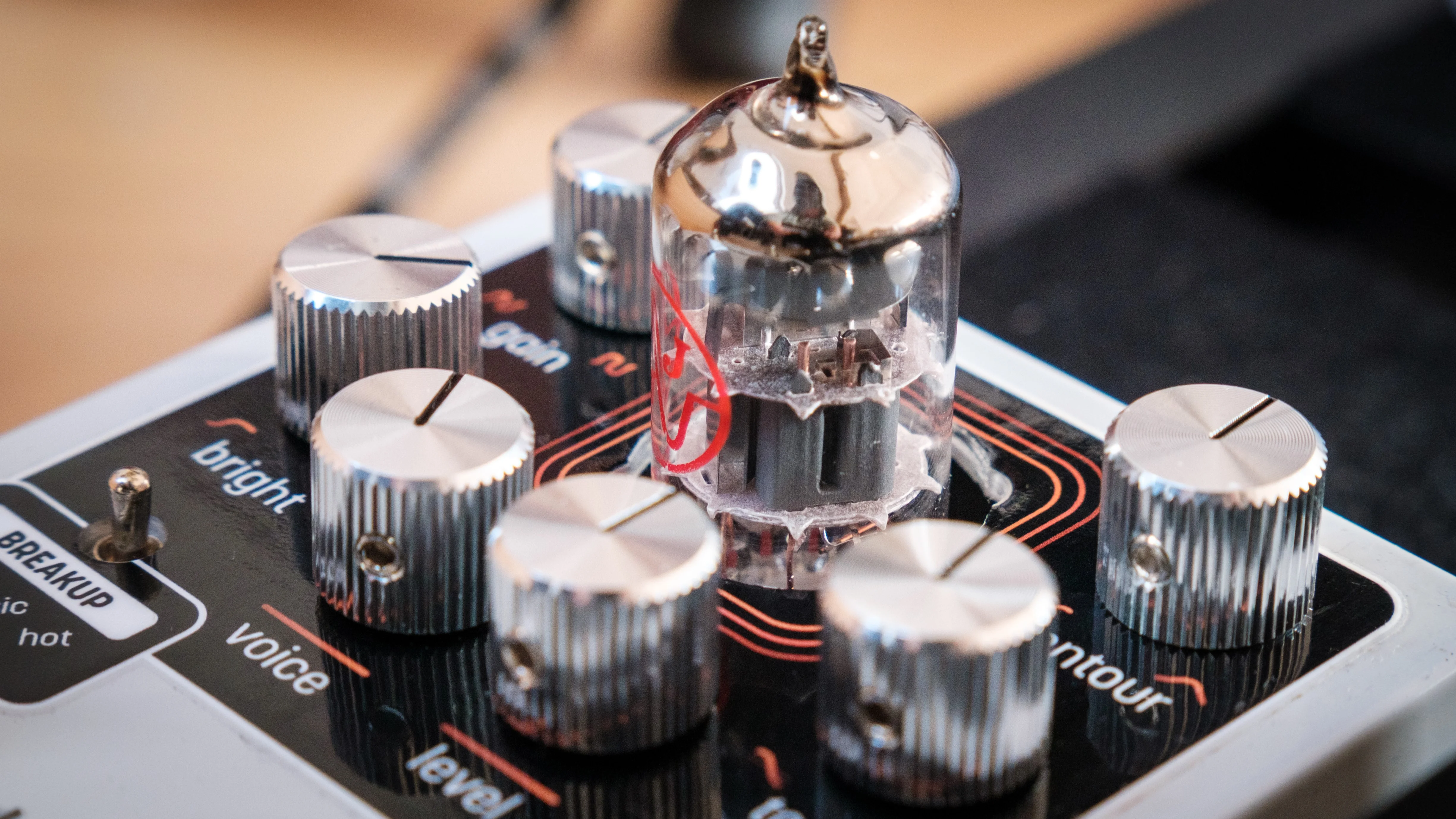 9V Valve Pedal controls close-up